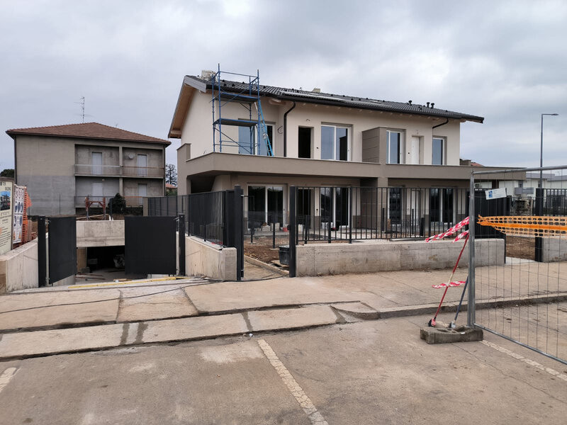 La villa dopo i lavori: facciate nuove, balconi e recinzione