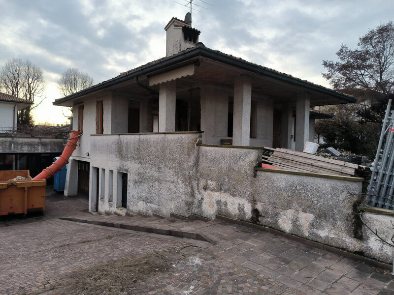 La villa prima dei lavori: intonaco rovinato e muri scrostati