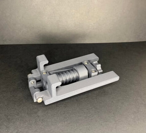 Morsa in plastica grigia stampata in 3D